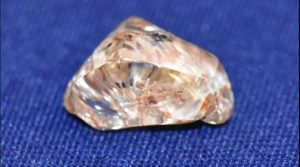 women finds diamond youtube
